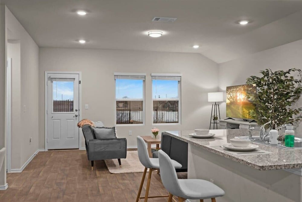 @ Marbella Lane - Amazing 4BR Lakeview Home