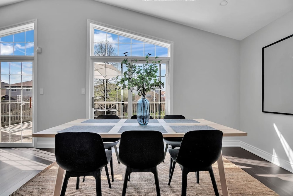 High-ceiling Home Relaxing Patio in Waterloo