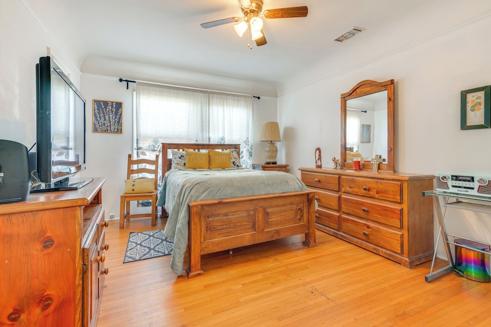 5 Mi to Sofi Stadium: Charming Family Home!