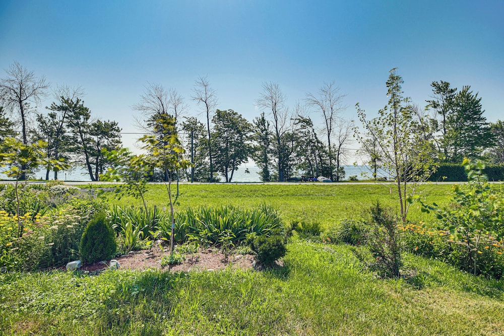 Grill Out, Play Pool: Huge Home on Lake Champlain!