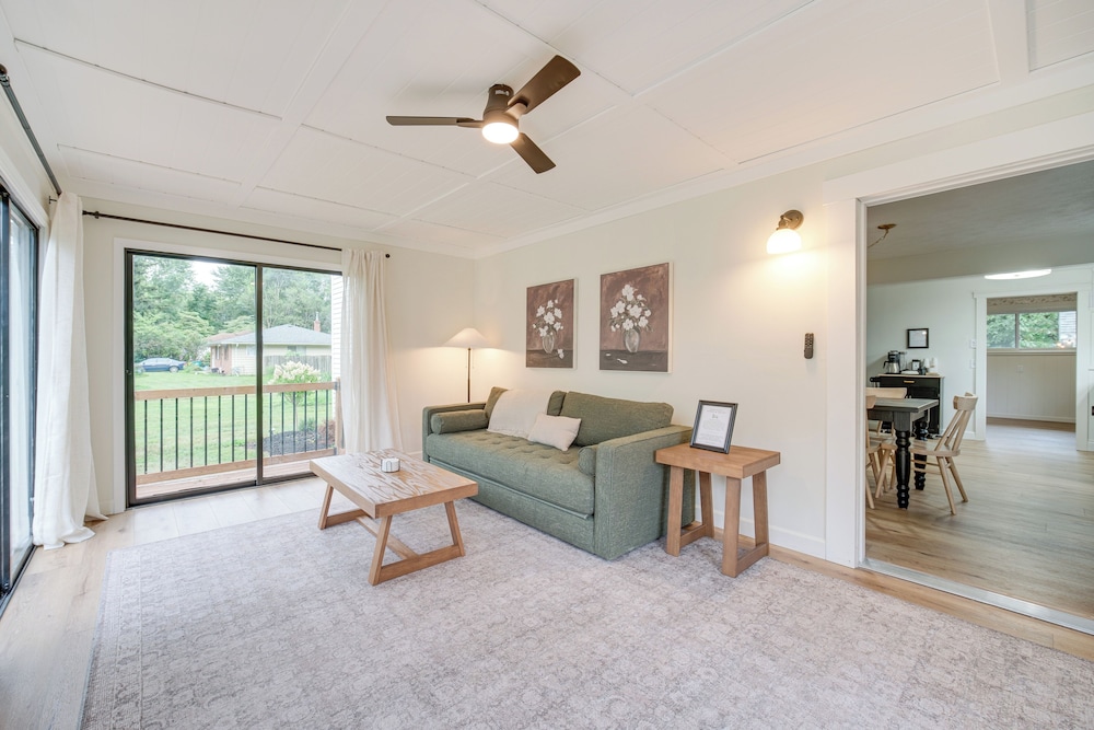 < 1 Mi to Lake Erie: Home w/ Hot Tub & Game Room!