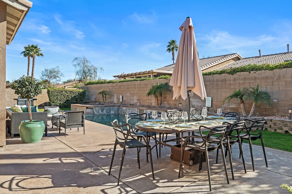 La Quinta Desert Haven Luxe Stay w Private Pool Hot Tub Pool Table