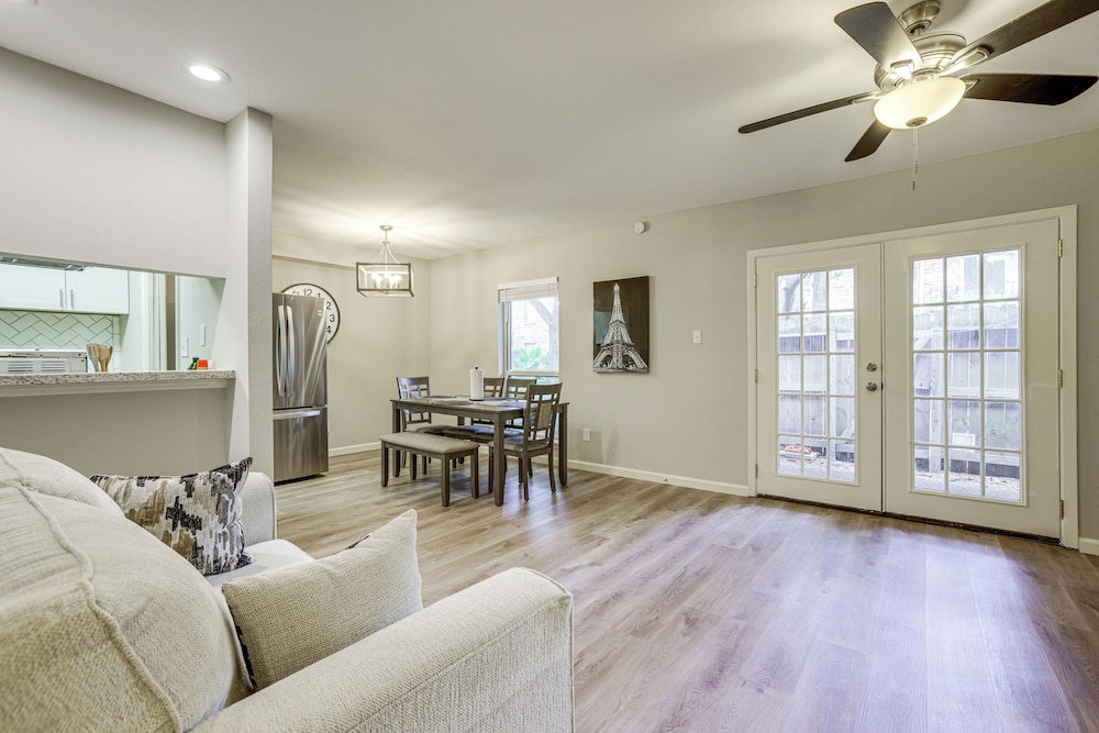 2 Mi to The Galleria: Uptown Houston Retreat!