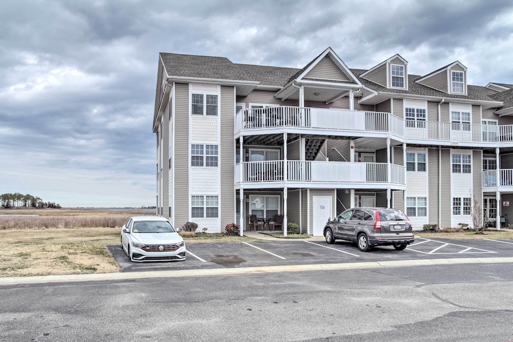 Ocean View Resort Condo w/ Pool Access & Bay Views