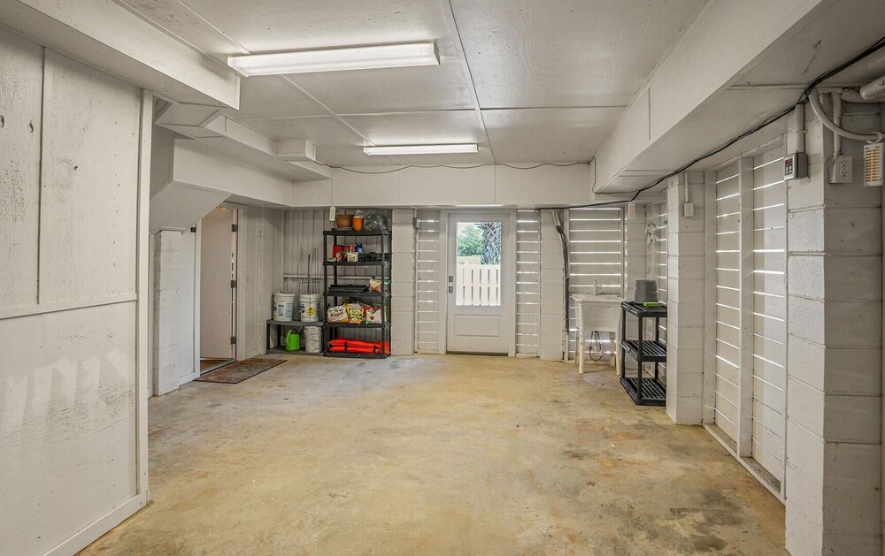 Elegant, Marsh-front 5-bed, 4-bath Home, Sleeps 12