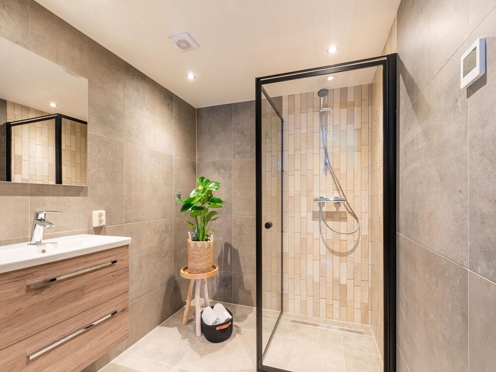 Charming House With Garden en Hellendoorn — bathroom