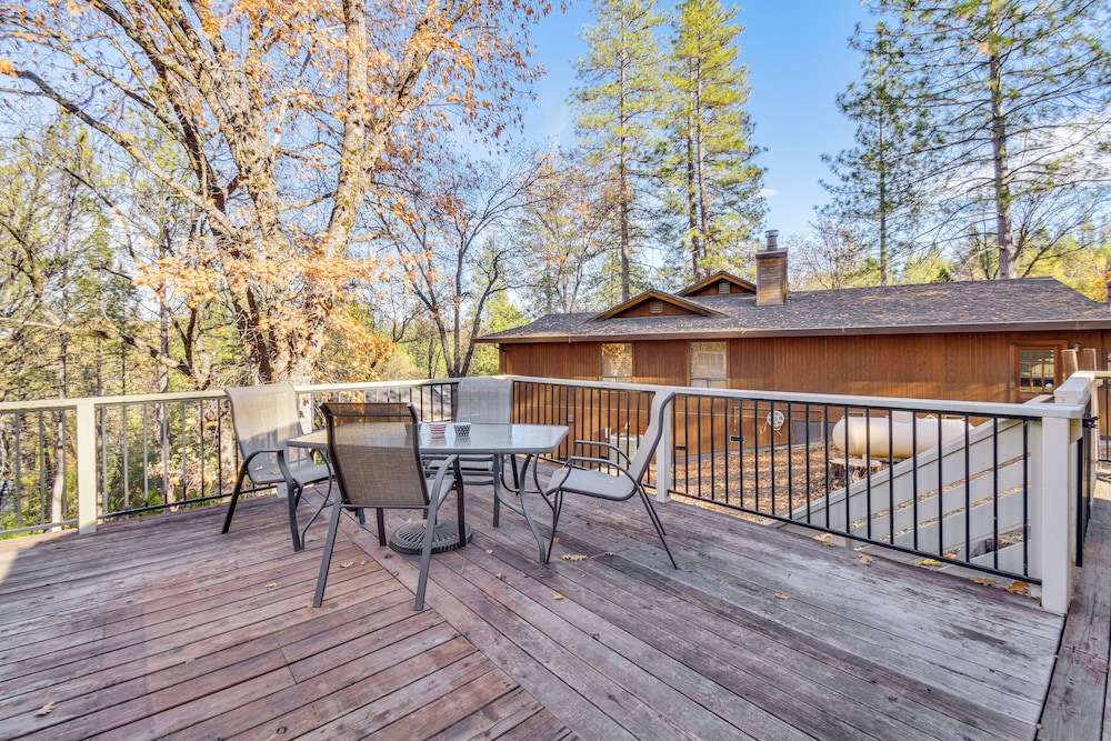 Deck + Fire Pit: Pine Mountain Lake Getaway!