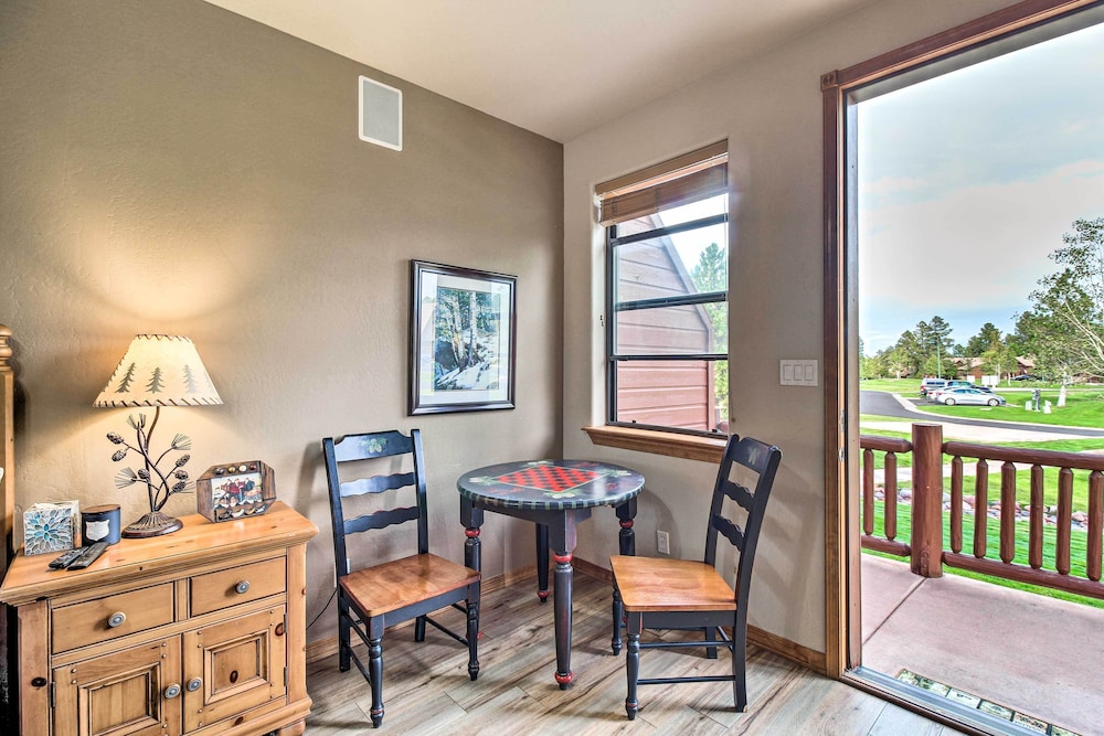 Cozy Show Low Lodge: Hike, Golf & Ski! view 2