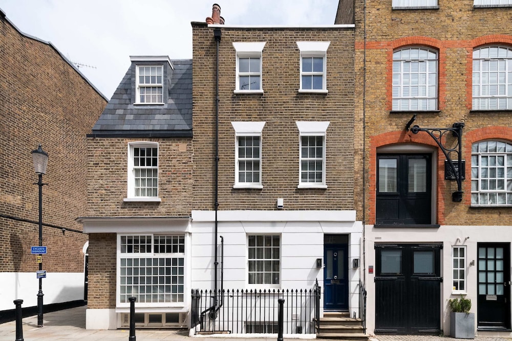 Lavish and Luxurious Chelsea Home