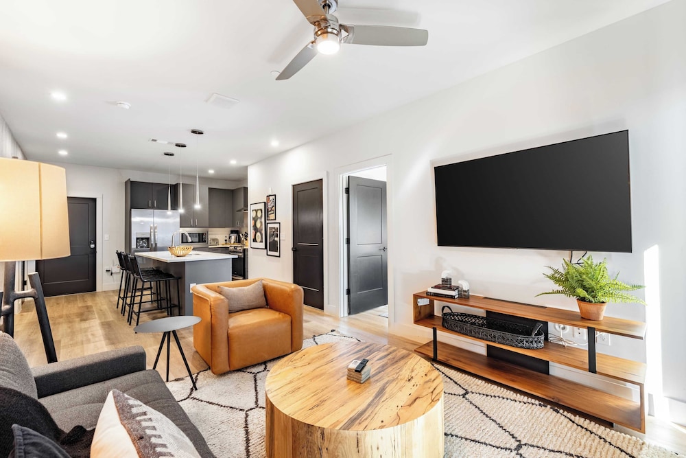Sleeps 42 7 Modern Midtown Apartments w/ Gym + Pool Walkable to Shops & Eats