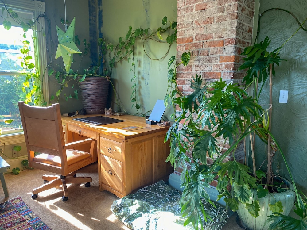 Victorian on Garden Best Location in Town