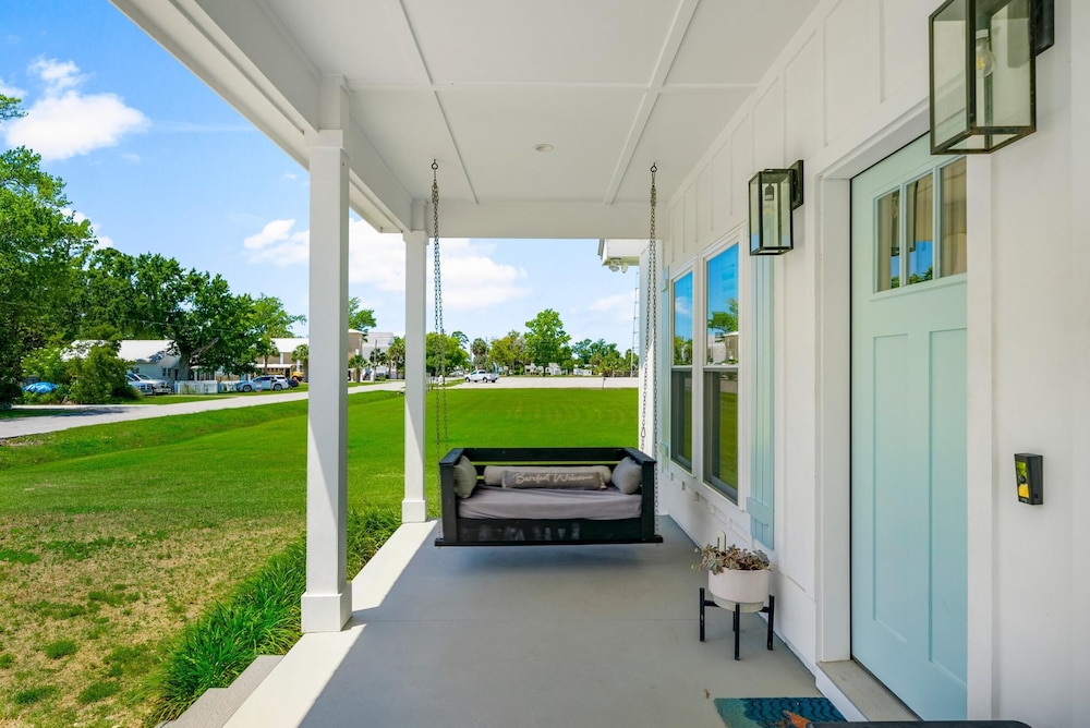 Beach House - 6th Street Retreat by PHG