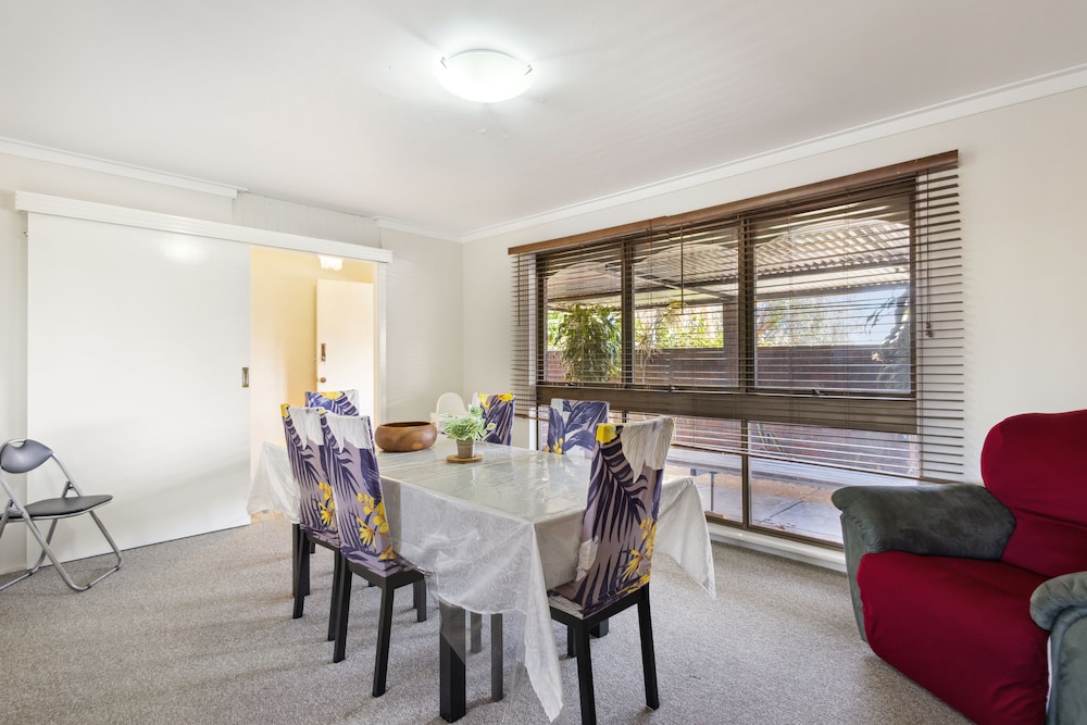 4BR Pool House Close to Shops