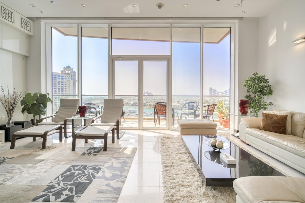 Waterfront Sea View Apt w Wow Factor on The Palm