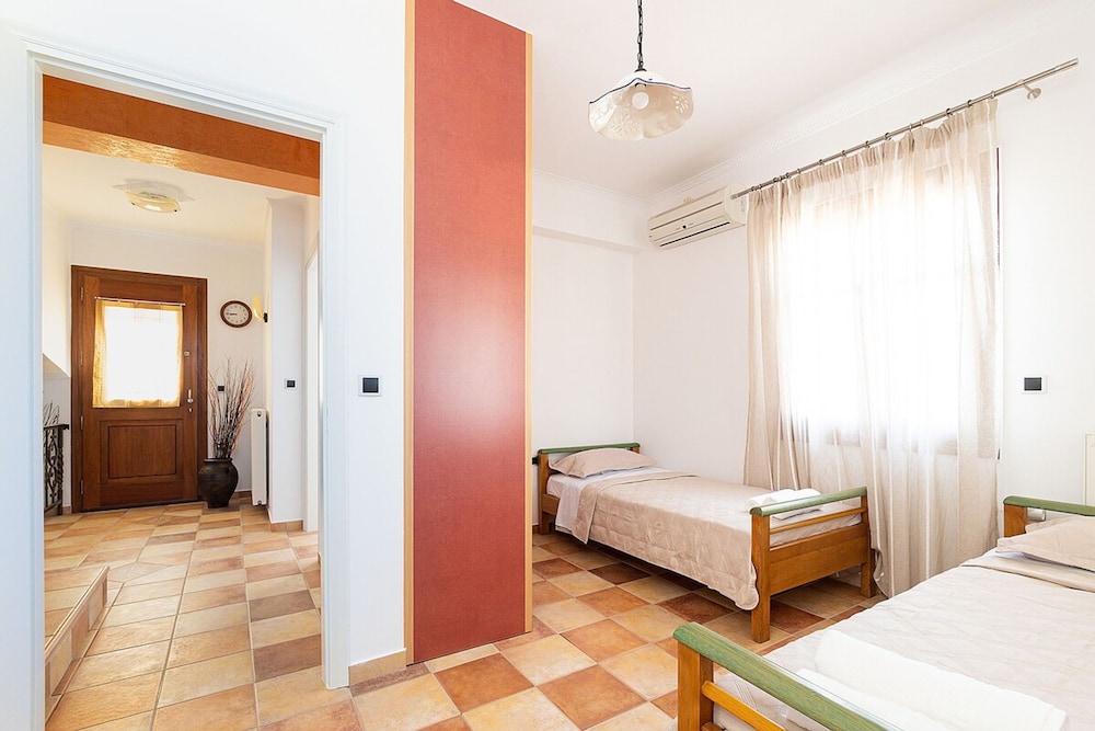 Villa Billia Cheerful 4 Bedroom Home w Ocean View