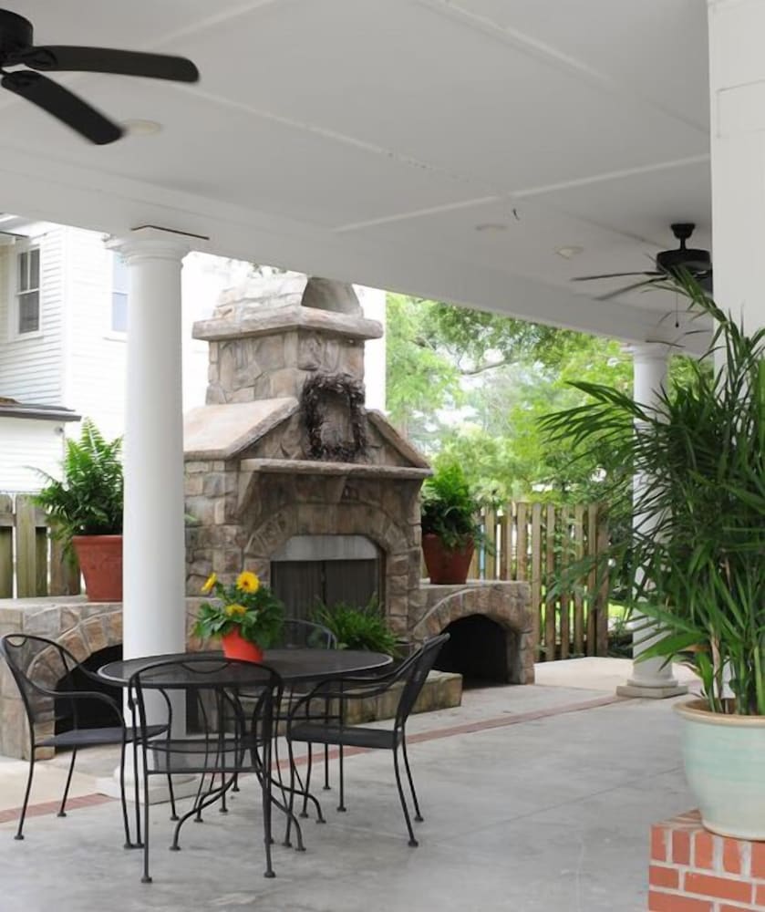 Carriage House Inn