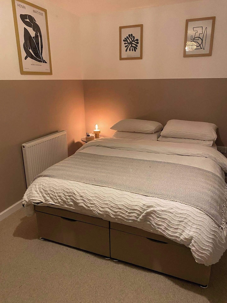 House-sleeps3-parking-garden-petfriendly