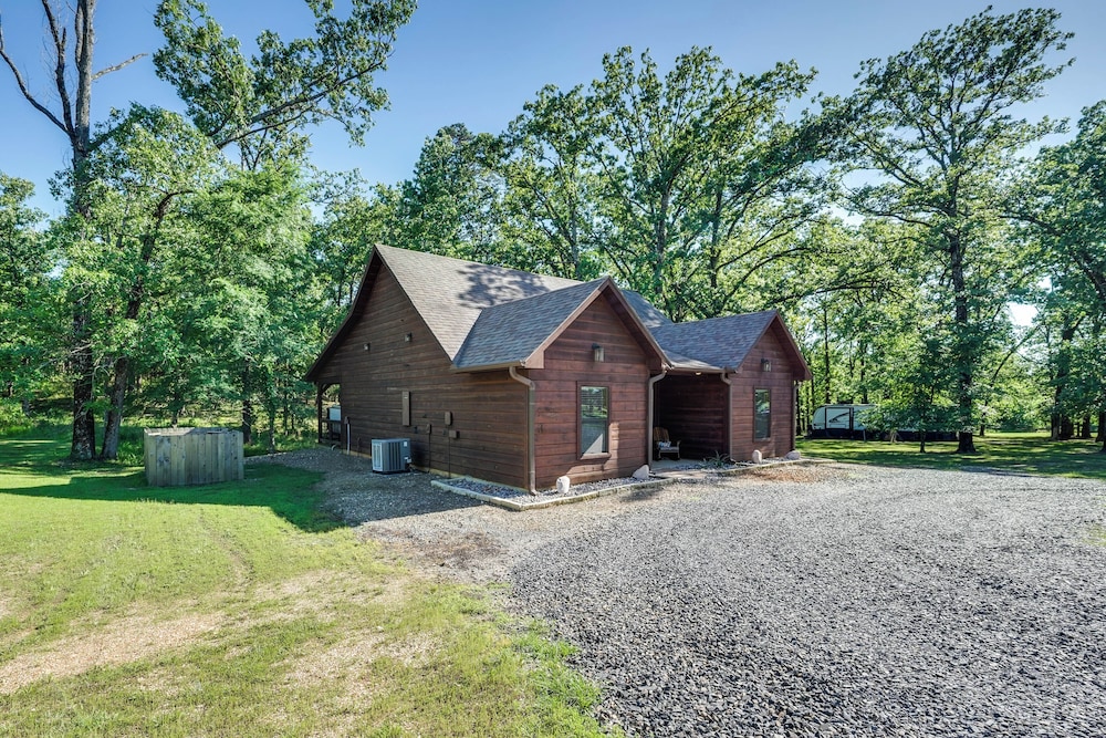 Walk to Restaurants: Hot Tub Haven in Broken Bow!
