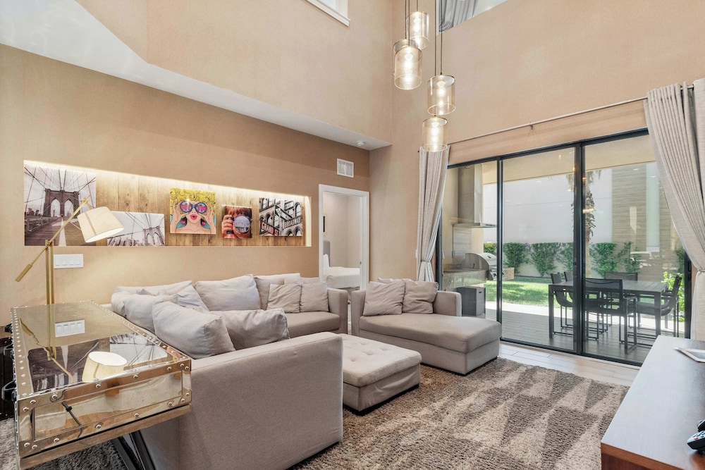 Chic Disney Villa Stunning Patio, Resort Amenities & Minutes From Parks