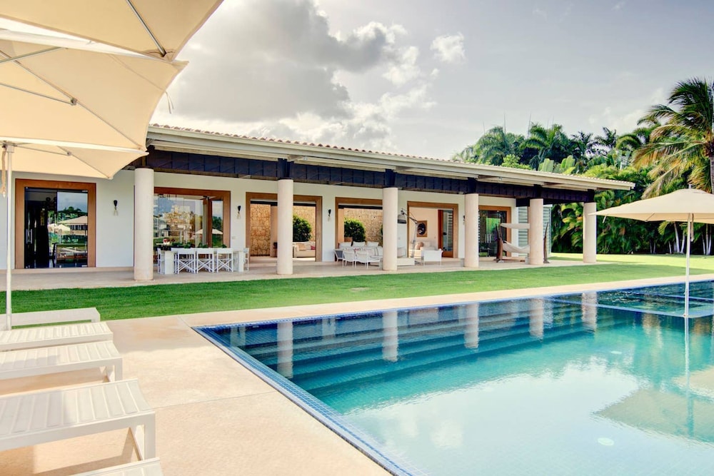 Architect s Estate w Pool Private Chef Butler