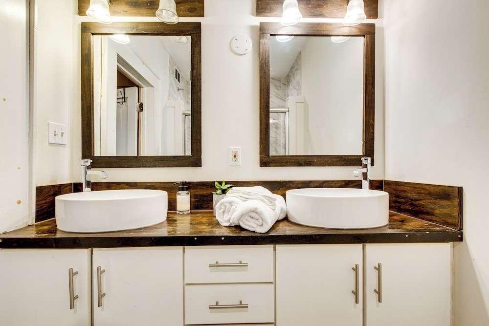 Renovated ATL Home 2 Mi to Mercedes-benz Stadium!