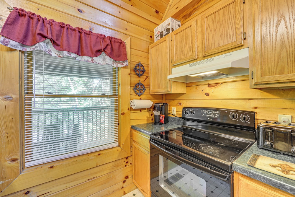 Smokies Cabin on Douglas Lake w/ Resort Pool