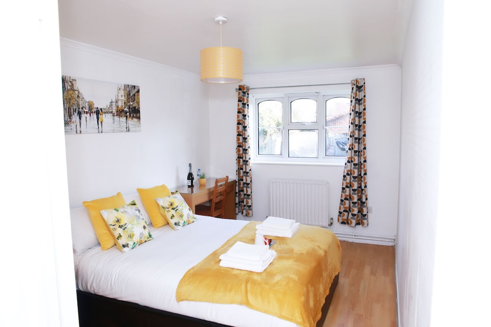 Lovely 2-bed Apartment in Harrow view 3