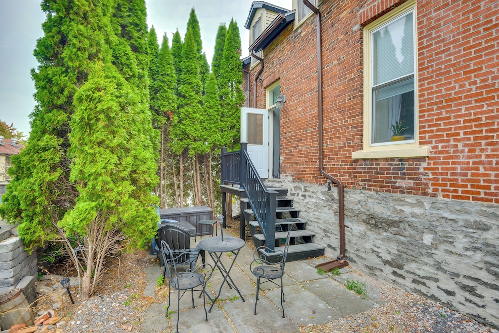 Walk to Marina: Dog-friendly Lake Ontario Studio