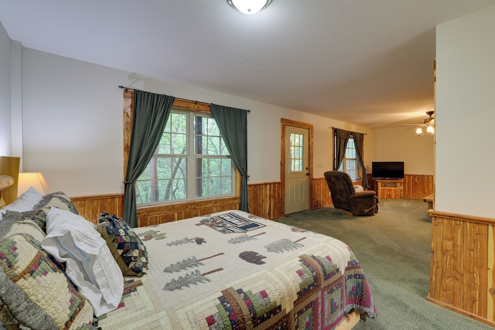 4 Mi to Marina: Cozy Log Cabin in Eureka Springs!