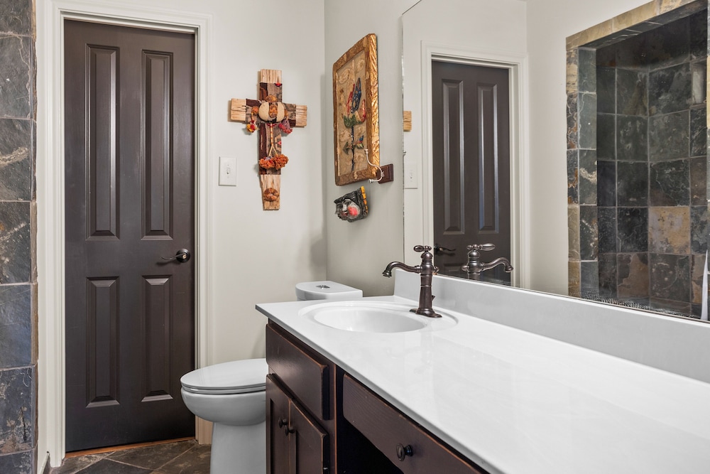 5BR Luxury Home w/ Pool & Wrap-around Porch