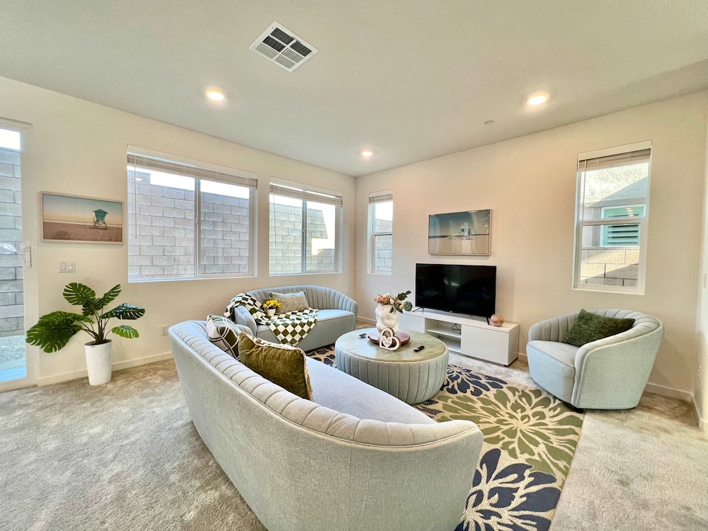 Sunny Stylish Near LA 4BR Home w Desks Lounge