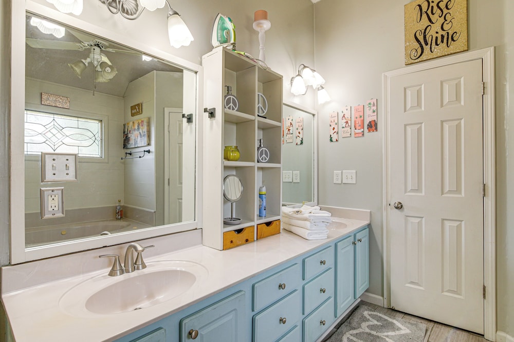 Residential Cul-de-sac: Suburban Memphis Hideaway!
