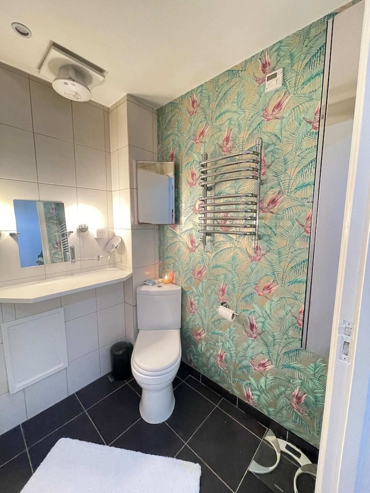 Chic 1BD Flat - 10 Minutes to Victoria Park!