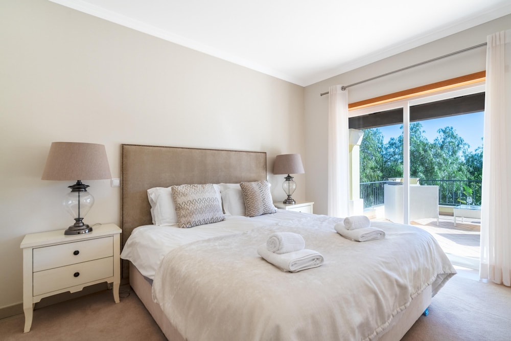 Villa Amarela - Luxurious 4 Bedroom Villa in Lagos