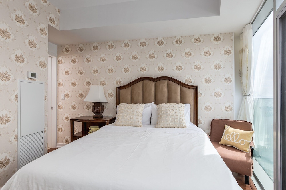 Panoramic 2 Bed CN Tower View parking - Image 3