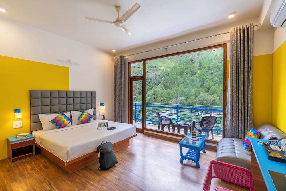 goSTOPS PLUS Kasol Manikaran Road, Bar and Hostel