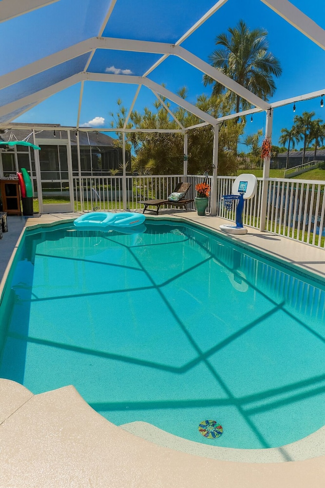 Seahorse Cove - Pool, Gulf Access & Tiki Bar 3 Bedroom Home