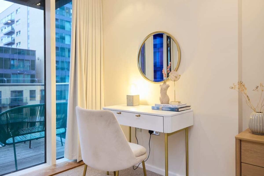 The Millharbour Retreat - Elegant 1bdr Flat With Balconies
