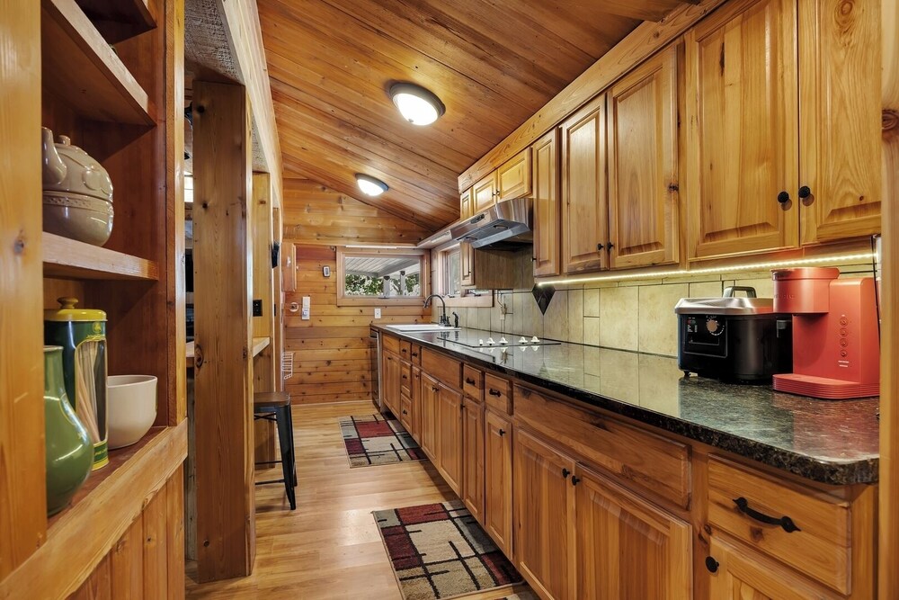 Pet-friendly 3BR Lake House Firepit + Pier