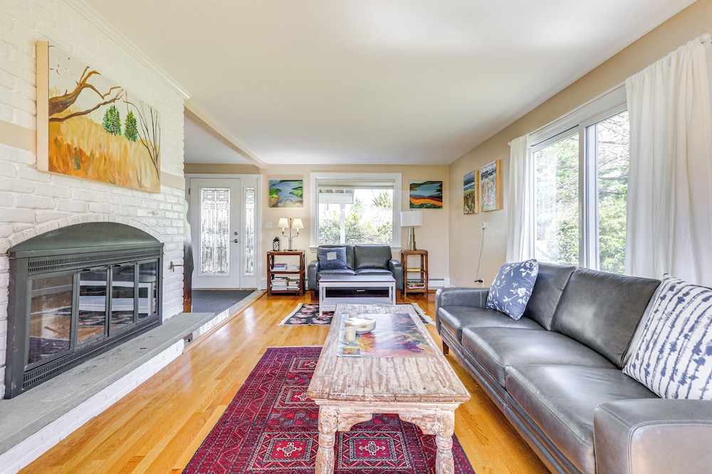 3 Mi to Cape Cod Bay: Marshfield Home w/ Balcony!