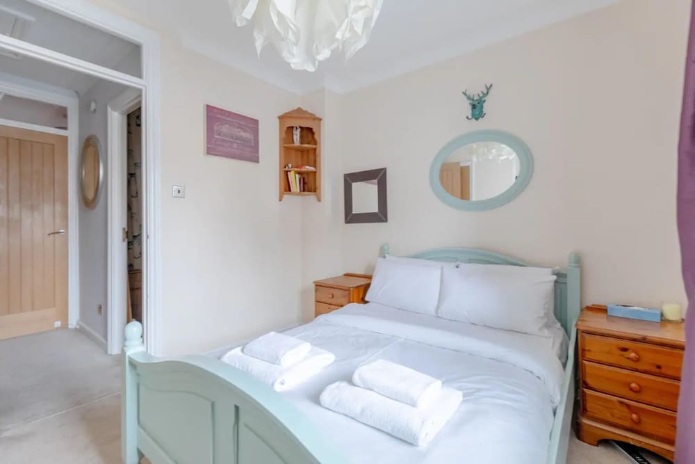 Charming 1BD Retreat With Garden Area, Greenwich!