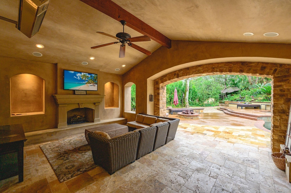 Elegant Villa Retreat Pool Garden Alfresco Lounge