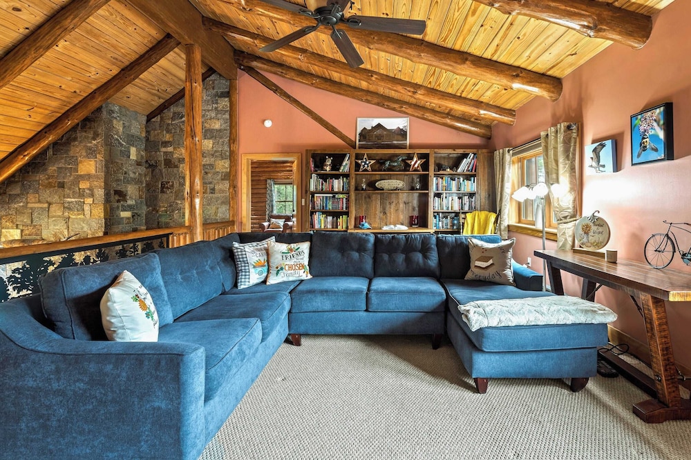 Bigwood Cabin Retreat Hot Tub, Game Room, Firepit Lounge & Private Yard