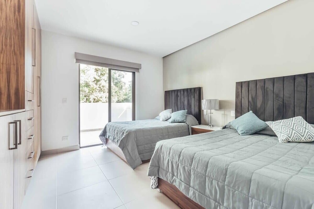 Cozy 2BR House 2 min to the Beach - Pool - Terrace