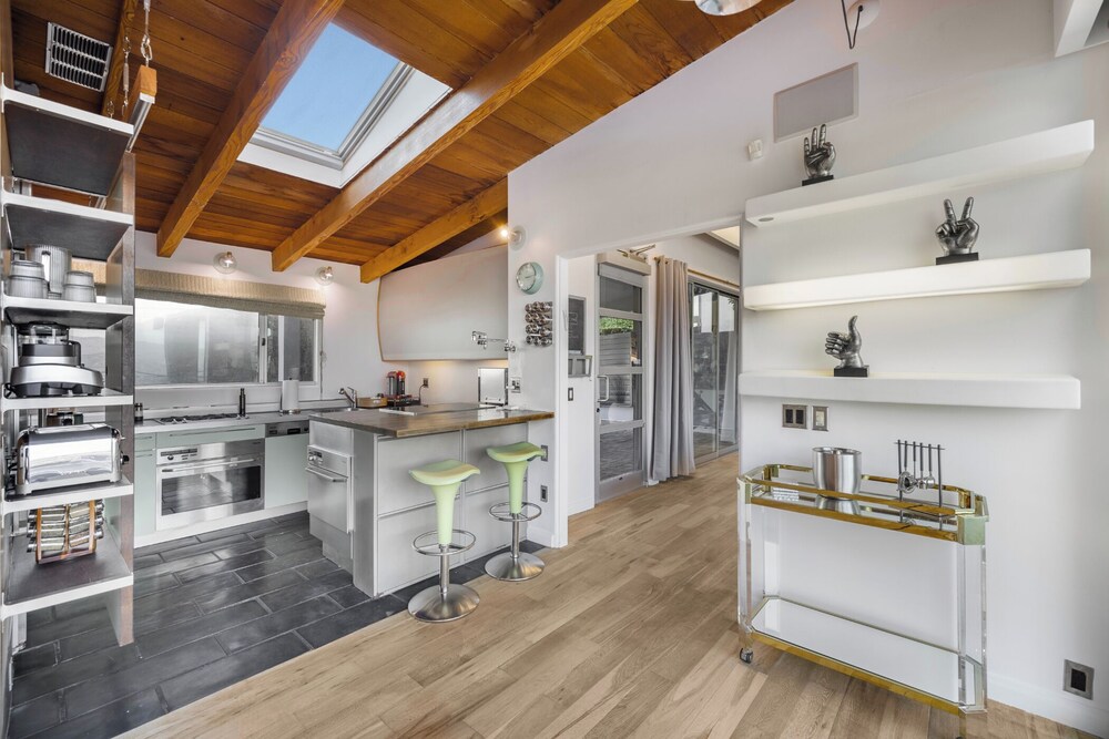 Mulholland View - Mid-century Modern Escape w/ Infinity Pool