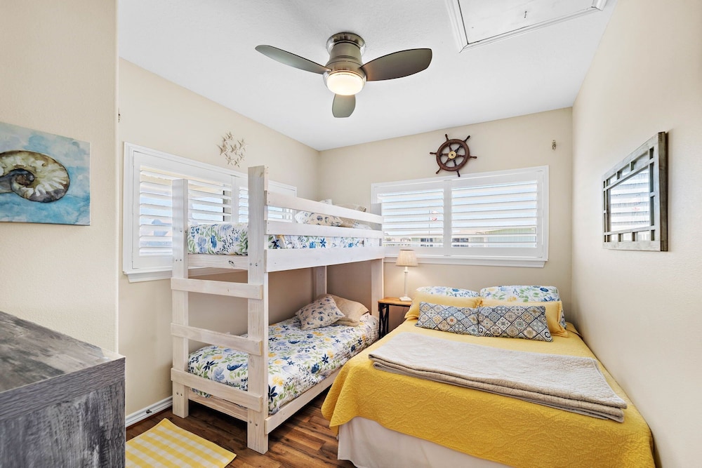 Purple Pelican Paradise by Ryson Vacation Rentals
