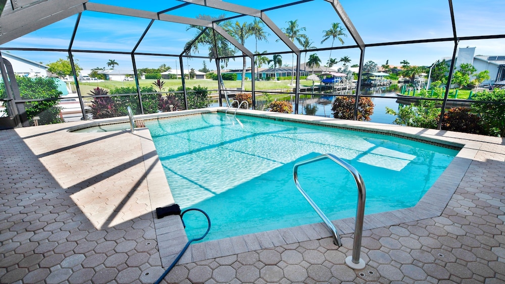 Love Bird Canalfront Villa Lounge Terrace Heated Pool pet Friendly