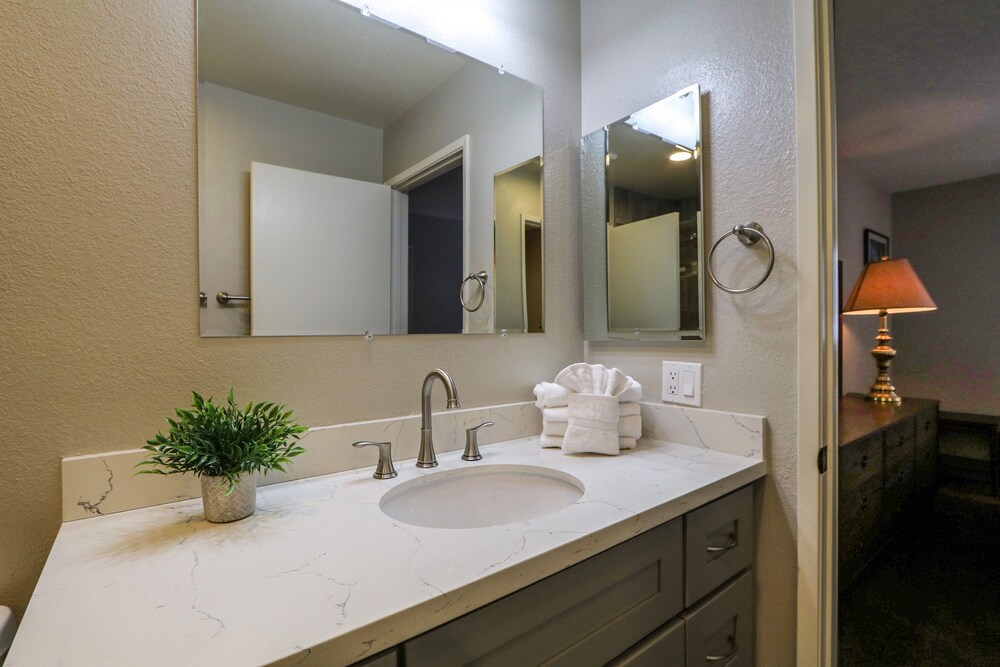 La Residence V S02 Remodeled and Cozy, Great Complex Amenities, Quiet Forest Setting by RedAwning