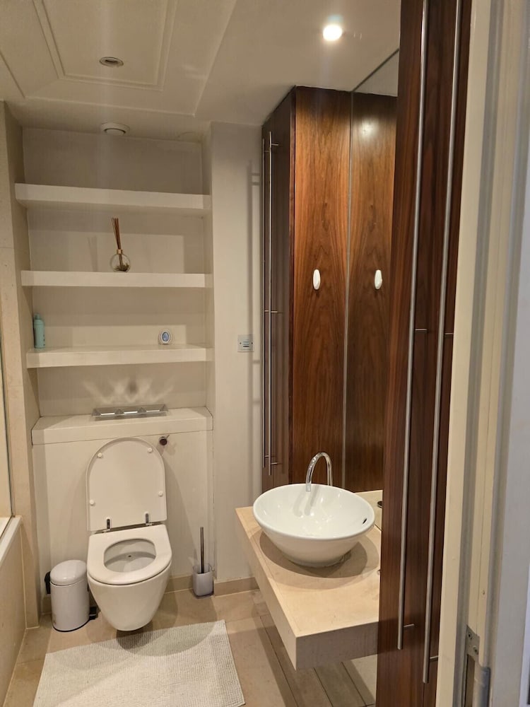 2 Bed Apartment Central London Canary Wharf