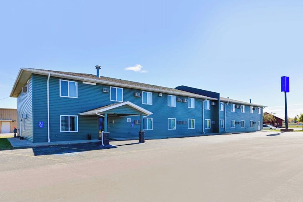 Love Hotels Staples by OYO at HWY 10 MN